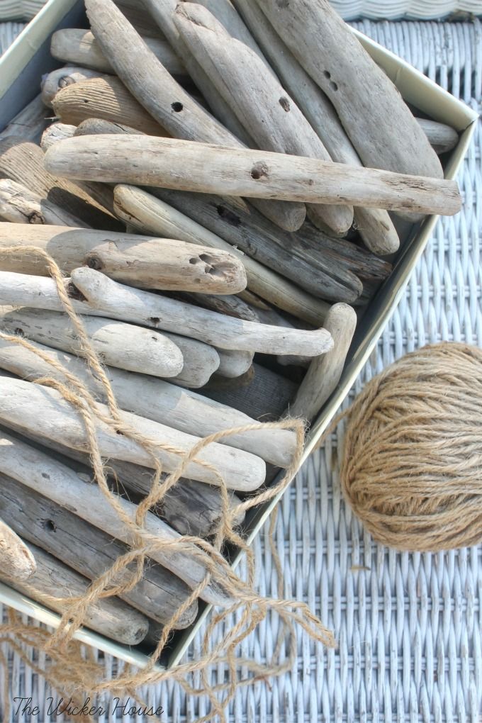 Front Door Driftwood Garland - City Farmhouse Driftwood Art Diy, Driftwood Wreath, Driftwood Mirror, Driftwood Projects, Diy Projects, Driftwood Mobile, Madeira Diy, Boat Crafts, City Farmhouse