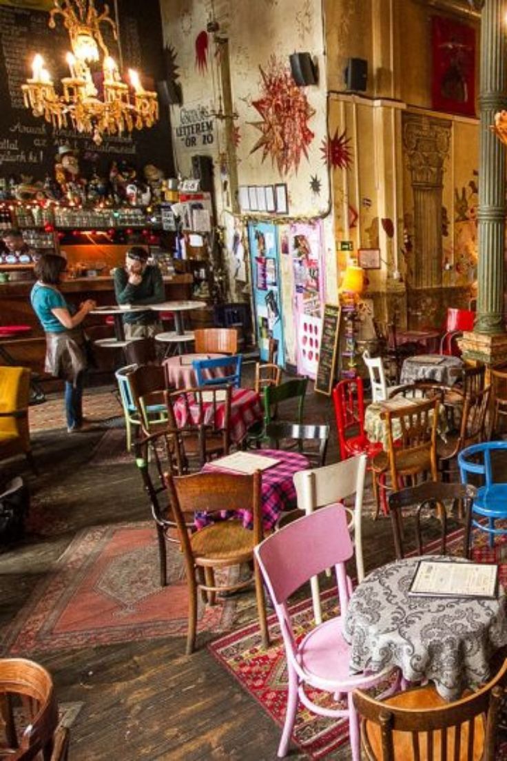 Coffee Shop Interior Design, Coffee Shop Design, Cafe Design, Deco Restaurant, Restaurant Interior, Restaurant Design, Vintage Coffee Shops, Vintage Cafe, Eclectic Cafe