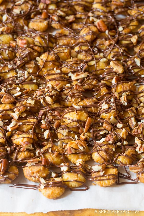 Perfect Chocolate Toffee Christmas Crack Munch Recipe for the holidays! Easy Candy Recipes, Snack Mix Recipes, Nut Recipes, Homemade Recipes, Cooking Recipes, Fudge Recipes, Snack Mixes, Dessert Recipes, Christmas Crack Toffee Recipe