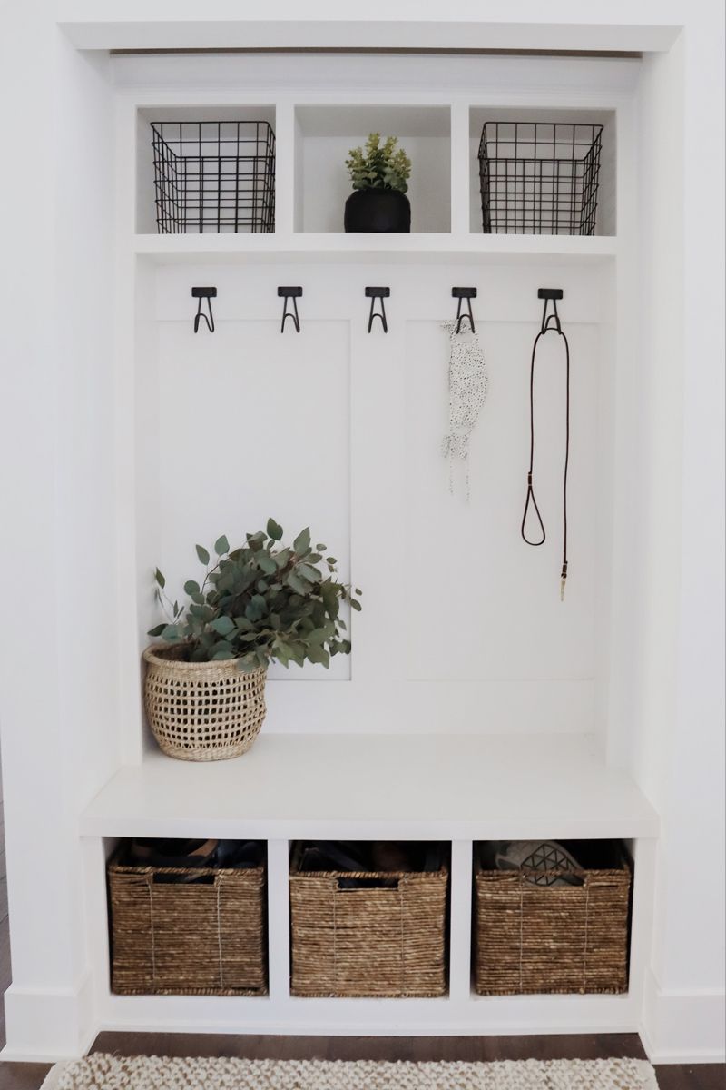 neutral and minimalist dropzone area, refreshed for spring. 🌿 #scandiinterior #scandinavian #scandinaviandesign #scandistyle #scandinavianhome #minimalist #neutral #neutralhomedecor #dropzone #locker #lockers #mudroom Scandinavian Entryway Ideas, Scandinavian Stairs, Scandinavian Interior Minimalist, Scandi Home, Garage Entryway, Boho Entryway, Neutral Mudroom, Manchester House, Cosy Decor
