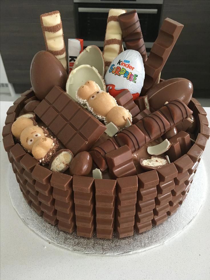 Pastel de Kinder con más de 80 barras de chocolate para