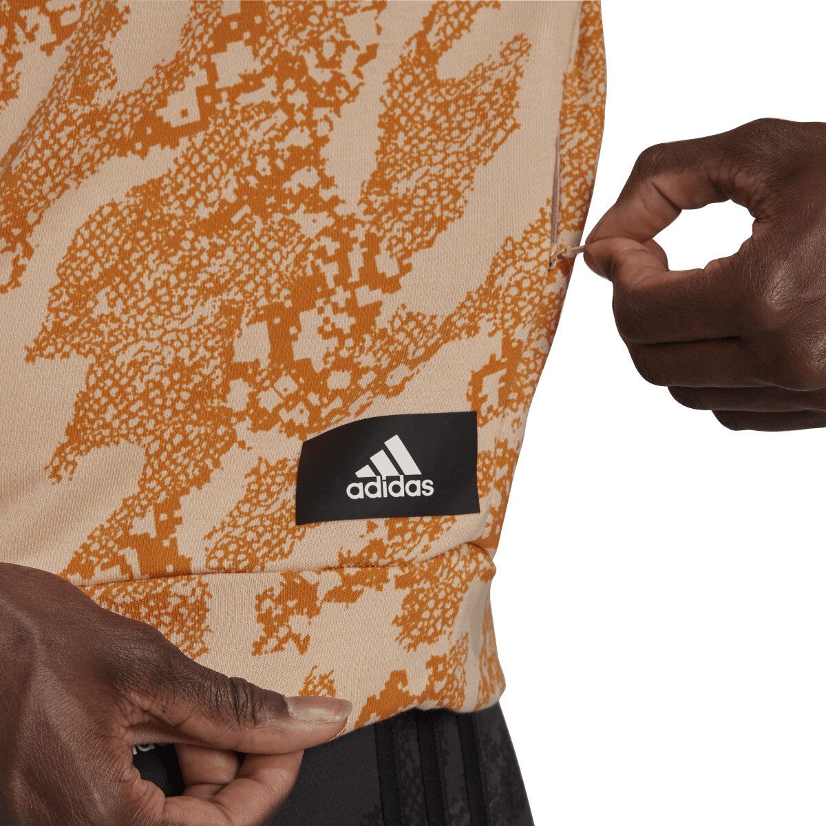 Es un hecho. el animal print nunca pasa de moda, especialmente cuando es parte de un buzo adidas. enfrentate a tu día a día con la comodidad que te brinda su tejido suave y agradable al tacto. el estampado divertido le da un toque fresco a tu look.
este producto está hecho con primegreen, una serie de materiales reciclados de alto rendimiento.
este/a modelo mide 176cm y lleva una talla s. su pecho mide 86cm y su cintura 72cm. Pullover, Elegant, Sportswear, Crew, Icon, Orange, Fresco, Graphic, Sweaters