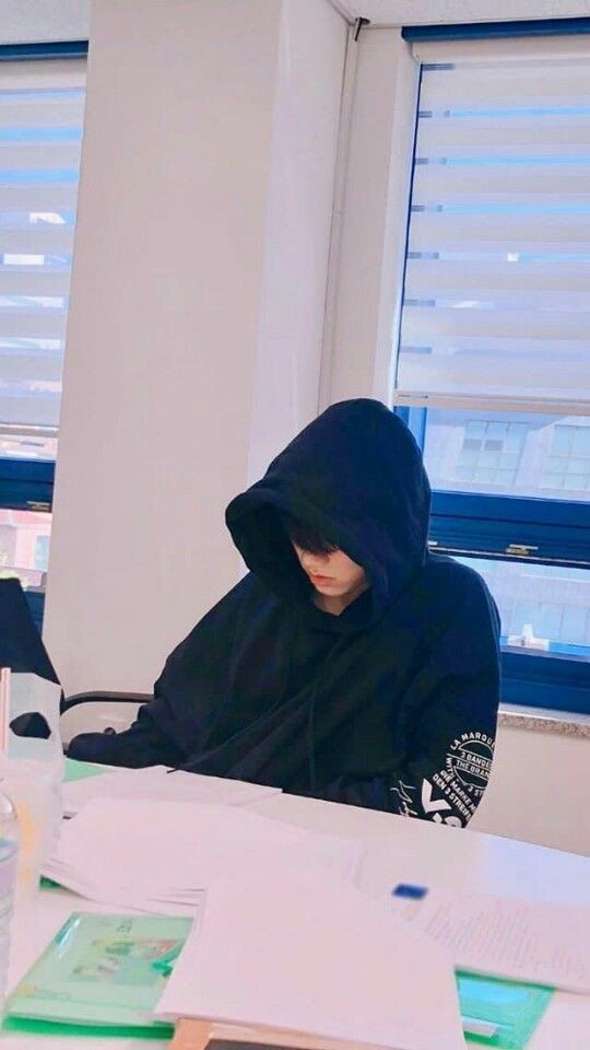 #wattpad #fanfic "¿Qué tan difícil puede ser salir con el chico alto de GOT7?" JungKook hizo una lista mental de todo lo que hace una relación con aquel chico algo imposible e inimaginable. ❝-JungKook, voy hacer que te enamores de mí. -¿Qué?❞ (Fanfic inspirado en la canción "Seesaw" de GOT7 y otras canciones del di... Jeon Jungkook, Jungkook Cute, Foto Jungkook, Bts Bangtan Boy, Foto Bts, Bts Photo, Bts Boys, Kim Taehyung, Fan Fiction