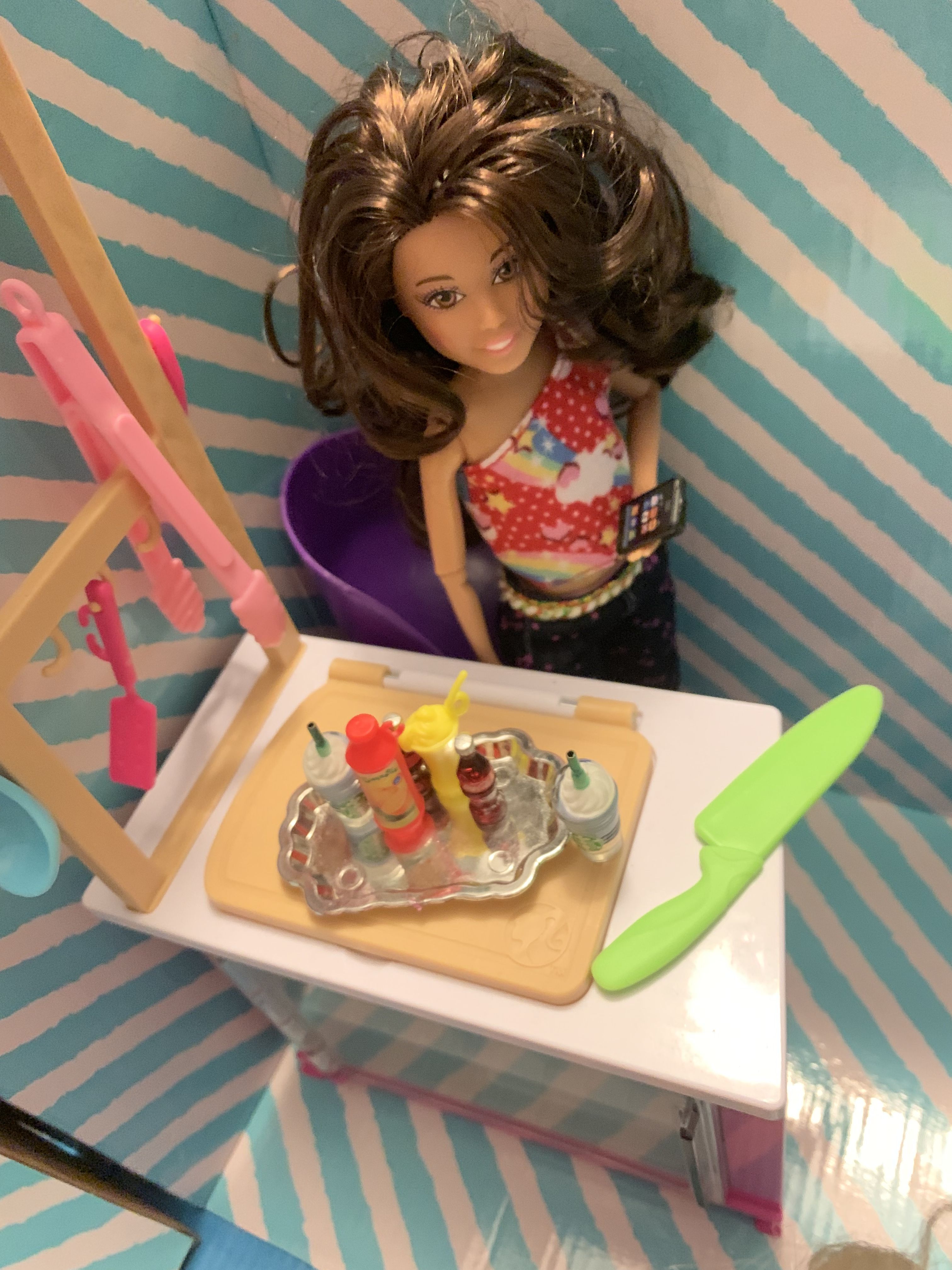 Keysy Ayudando ha Barbie y Skeeper tomando órdenes por Tel en Unicorn “s Café 🦄🍪🧁☕️ in 2020 | Barbie dolls, Barbie, Dolls