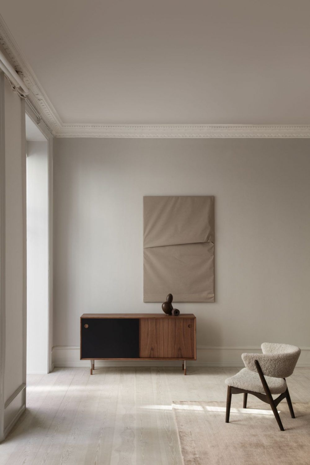 SIBAST_AW21_13_sort Walnut Sideboard, Sideboard Furniture, Minimalist Cabinet, Scandinavian Style Interior, Cabinet Fronts, Oak Cabinets, Time Shop, Walnut Veneer, Nordic Design