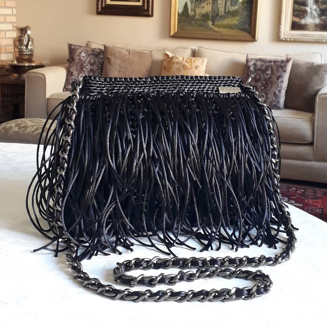Bolsas feita a mão compartilhou uma publicação no Instagram: “Passando pra mostar a bolsa mais cheia de franjas da coleção. É o modelo Dublin, super fashion.…” • Siga a conta dele(a) para ver 382 publicações. Dublin, Boho Shorts, Strapless Top, Sequin Skirt, Sequins, Skirts, Women's Top, Instagram, Tops
