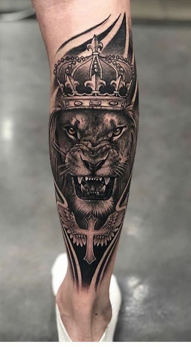 Tatuar a pele pode ter vários significados para muitas pessoas entre eles, expressar a sua personalidade e estilo. E a tatuagem de leão é uma das mais escolhidas entre os homens. Lion Leg Tattoo, Calf Tattoo Men, Lion Forearm Tattoos, Lion Tattoo Sleeves, Wolf Tattoo Sleeve, Lion Head Tattoos, Men Tattoos Arm Sleeve, Hand Tattoos, Maori Tattoos