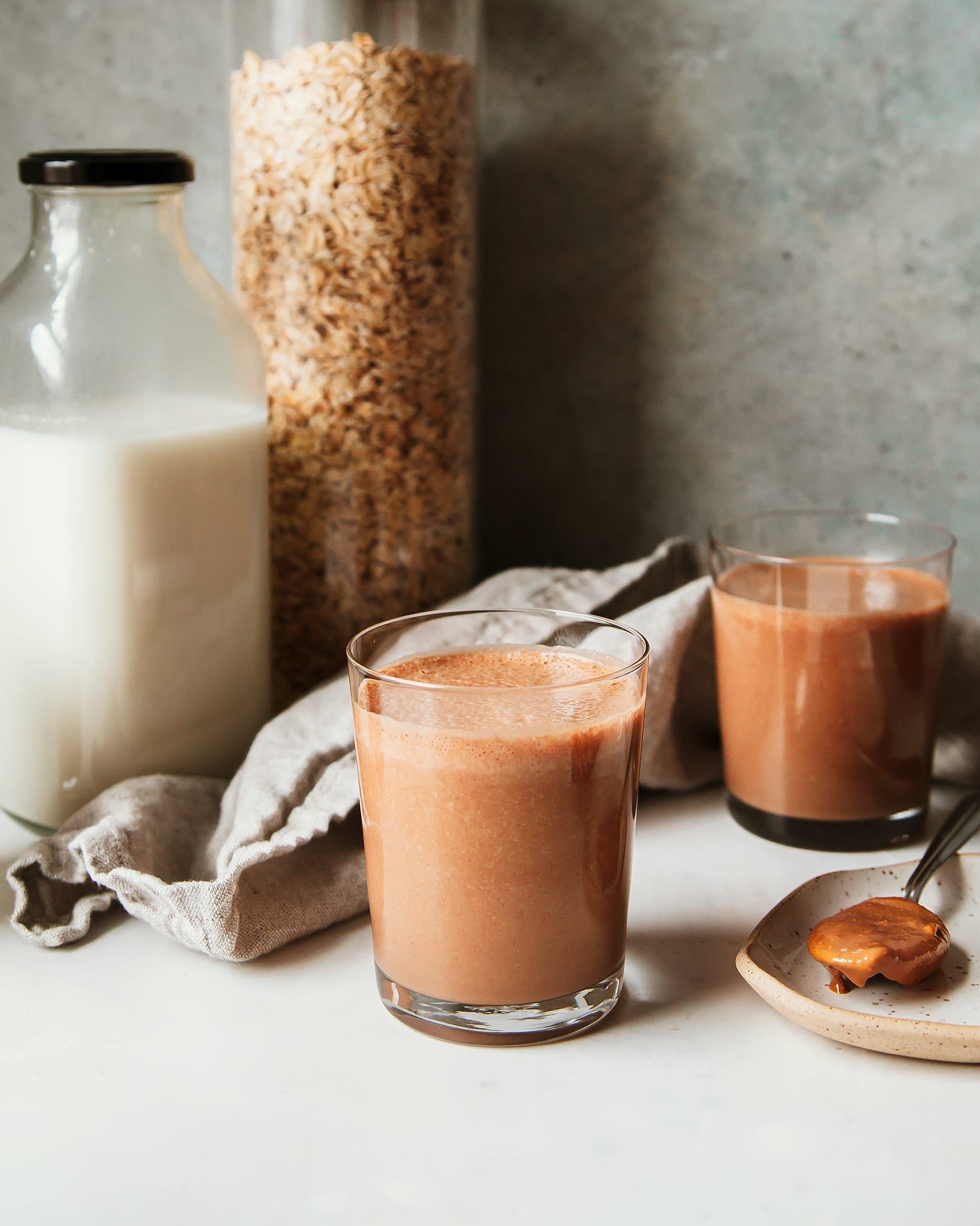 Thick peanut butter mocha smoothie is what healthy breakfast dreams are made of. Caffeine-boosted, vegan protein, hearty and chocolaty. Mocha Smoothie Recipes, Apple Smoothies, Vegan Smoothies, Green Smoothies, Peanut Butter Roll, Vegan Peanut Butter, Ice Milk, Chocolate Protein Powder, Healthy Chocolate