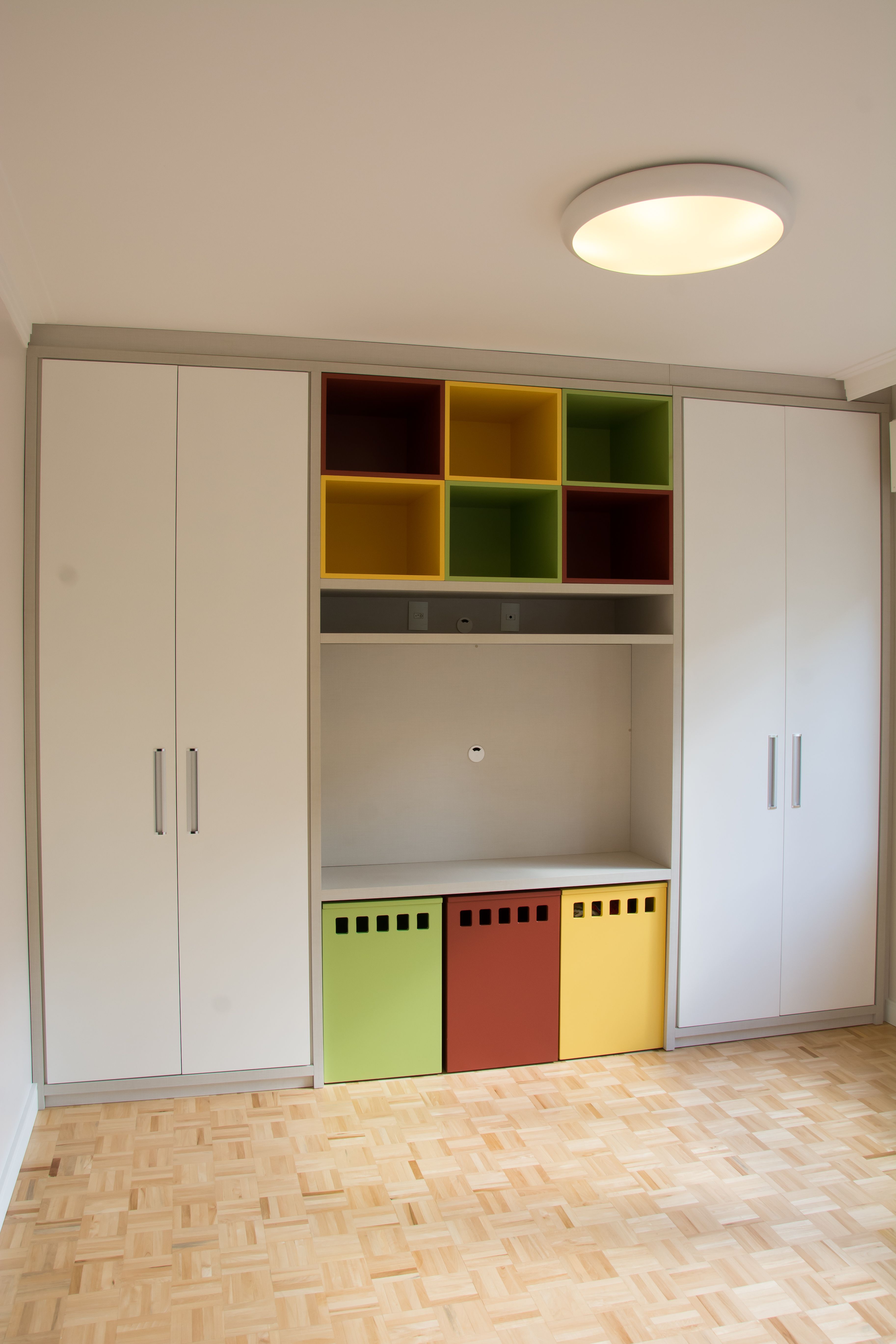 Roupeiro Em Bp Branco E Lineo Textil Duratex E Laca Colorida ~ Armario Quarto Branco Com Parede Colorida Quarto Roupeiro Em Bp Branco E Lineo Textil Duratex E Laca Colorida ~ Armario Quarto Branco Com Parede Colorida Quarto