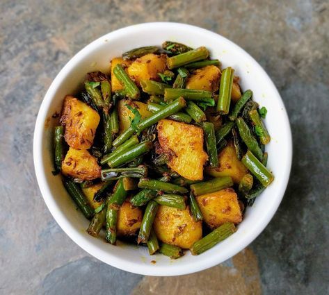 Aloo Beans is a mildly spiced Indian Curry made of stir fried potatoes and Green Beans. This really simple curry is ready in a jiffy and goes really well with any Indian Bread. Veg Recipes, Indian Food Recipes, Salad Recipes, Vegetarian Recipes, Cooking Recipes, Ethnic Recipes, Vegetarian Treats, Healthy Recipes, Healthy Food
