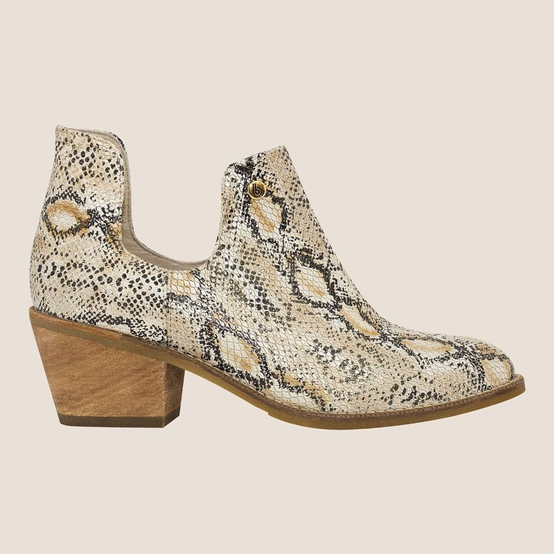 bon-bonite on Instagram: “"Los zapatos tienen un misterio que sólo conoce la mujer que los lleva, es la manera de caminar, es mucho más" Manolo Blahnik Referencia:…” Manolo Blahnik, Heeled Mules, Ankle Boot, Heels, Instagram, Fashion, Walking, Slip On, Zapatos