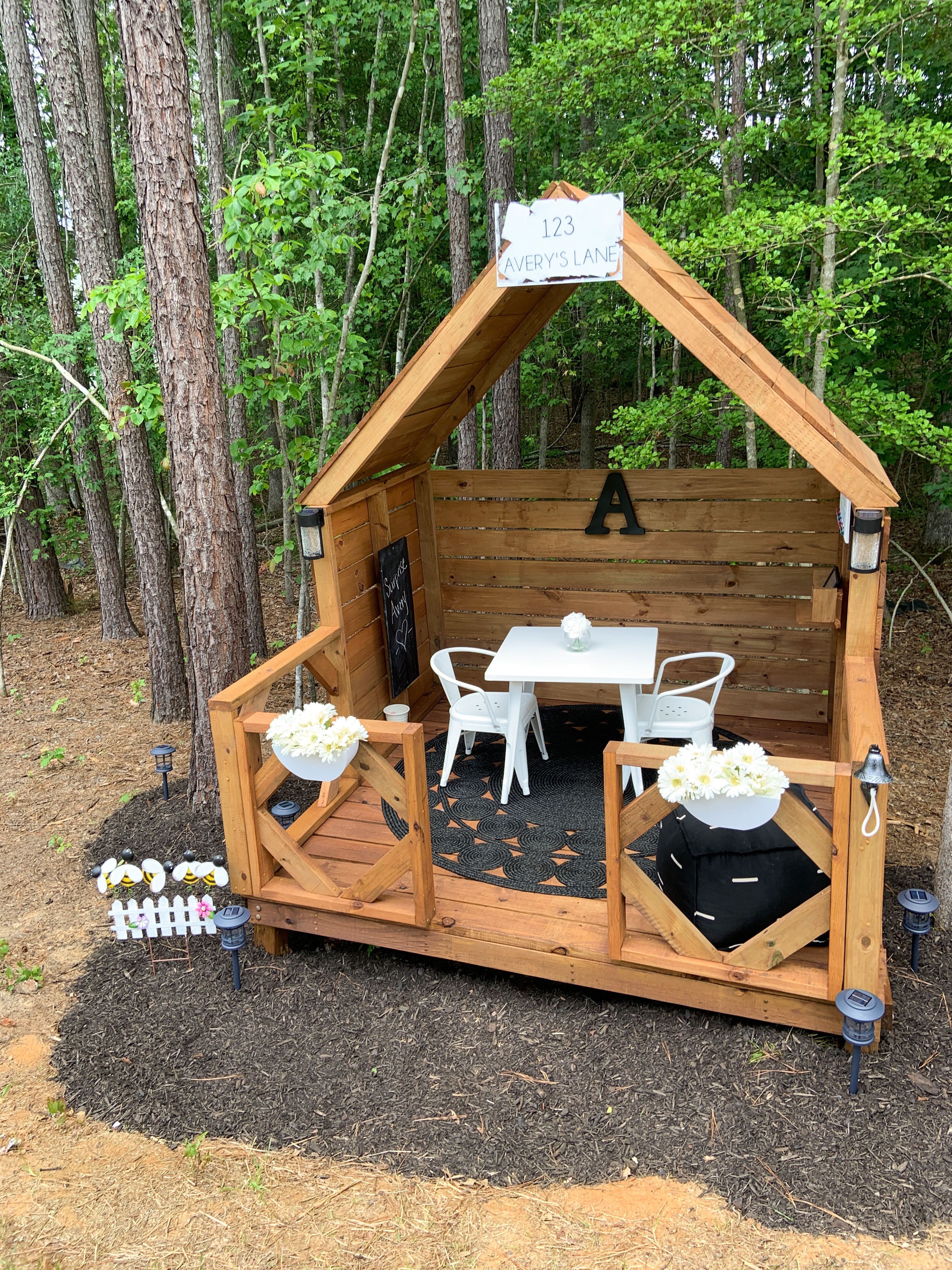 Diy Outdoor Playhouse, Simple Playhouse, Outdoor Forts, Pallet Playhouse, Wooden Playhouse, Easy Playhouse Plans, Outdoor Wood, Backyard Fort, Backyard Kids Play Area
