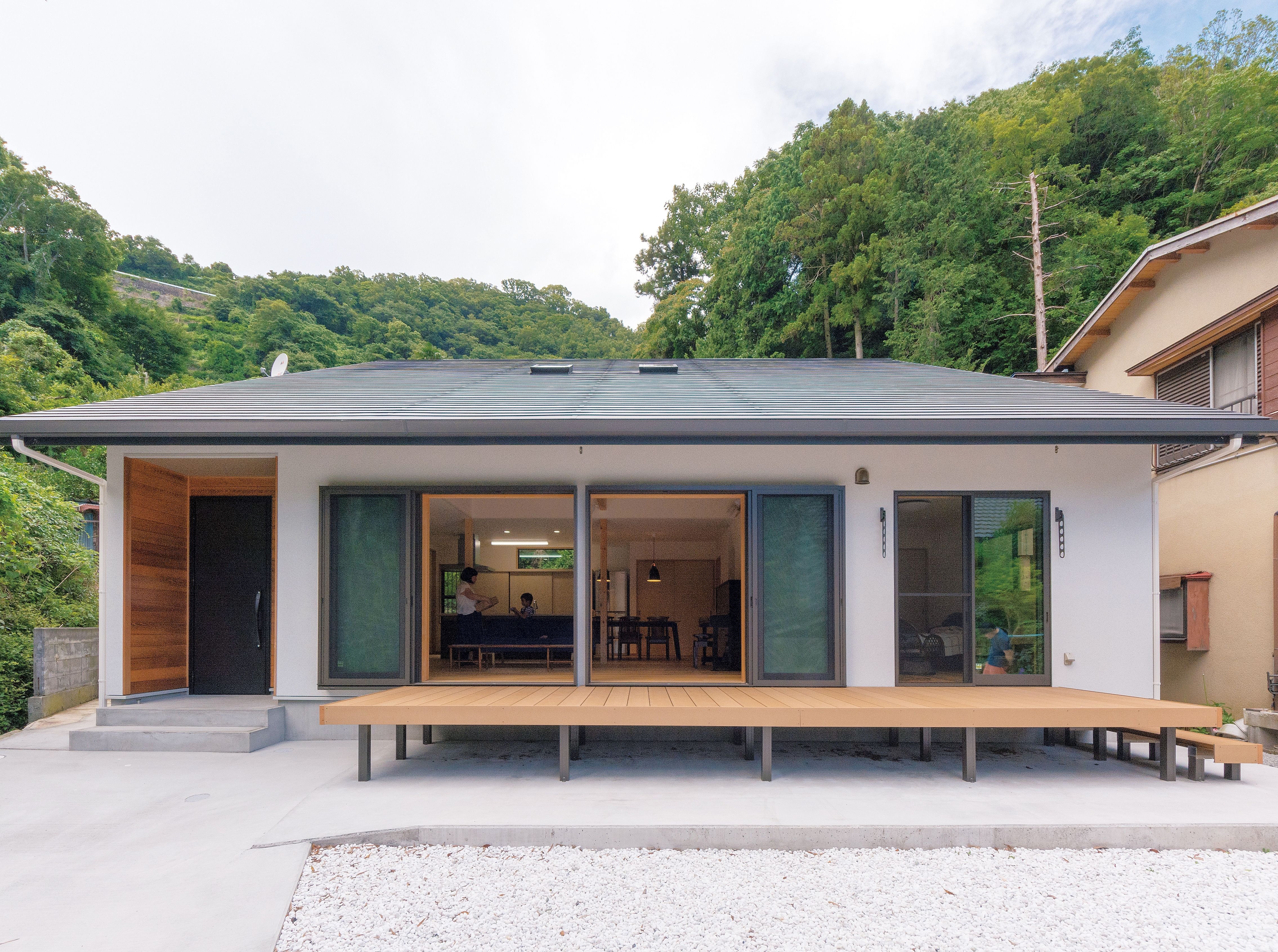 夏の暑さをしのぎ、冬はあったか。長い軒がある、片流れの屋根の家