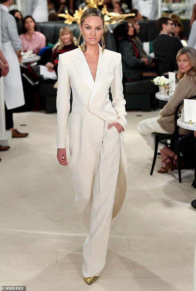 Wonder in white: Candice Swanepoel looked every inch the classic beauty in a white tailore... High End Fashion, Fashion Week, White Fashion, New York Fashion, Fashion Show, Fashion Outfits, Fashion Trends, Couture Fashion, Runway Fashion