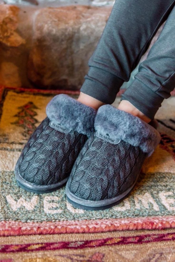 The cozy cousin to our popular Loki slipper! The BEARPAW Effie women's slipper has the same snuggly sheepskin inside, and a cable knit sweater outside. A winter wonderland for your feet.