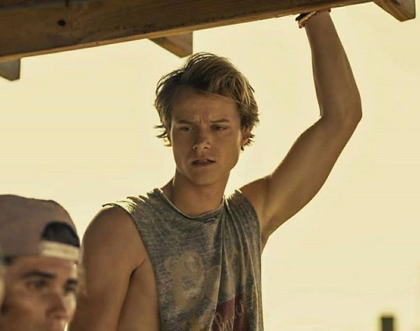 "jj if you don't stop pointing that gun near me i swear to god i'm go… #fanfiction #Fanfiction #amreading #books #wattpad Beautiful Boys, Pretty Boys, Beautiful People, The Walton, Surfer Boys, The Pogues, I Love Cinema, Rafe, Fandoms