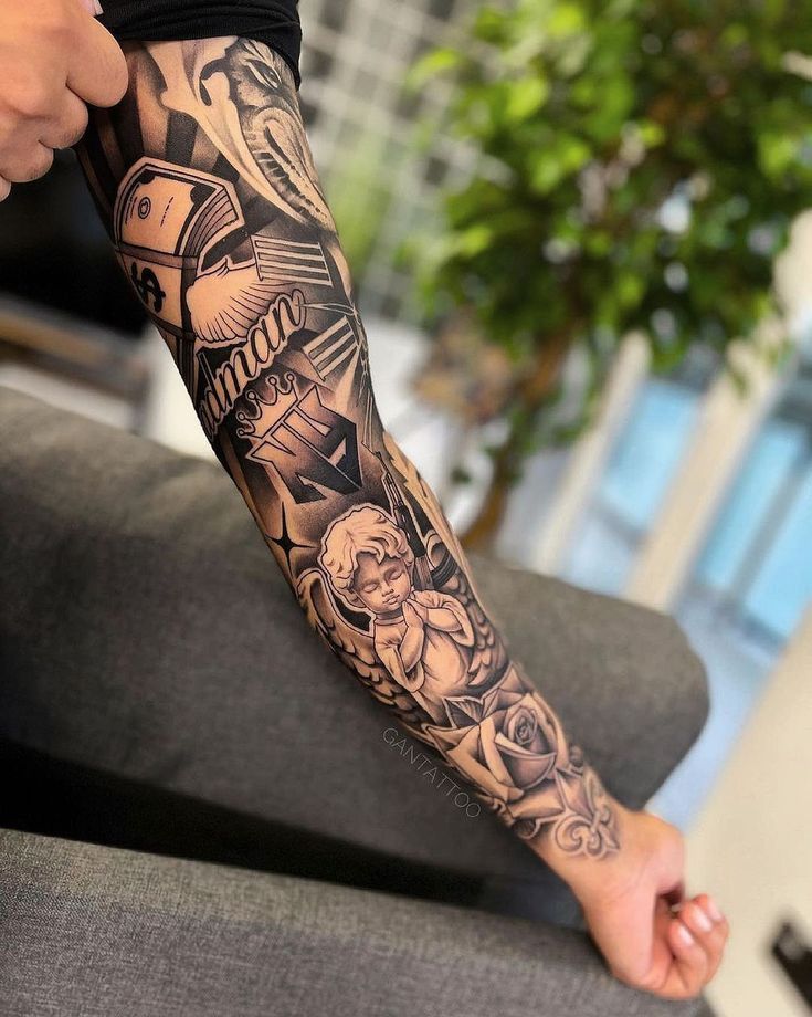 Tatuagens de braço fechado estão fazendo o maior sucesso entre o público masculino e feminino, por ser uma área maior, nos possibilita uma arte mais trabalhada e bem detalhada para essa região. Talvez seja pela exposição que ele oferece ou talvez seja pelo grande espaço que ele nos dá para fazermos a arte que quisermos. Aztec Tattoos Sleeve, Chicano Tattoos Sleeve, Egyptian Tattoo Sleeve, Forarm Tattoos, Best Sleeve Tattoos, Tattoo Sleeve Designs, Hand Tattoos, Arm Tattos, Tattoo Font For Men