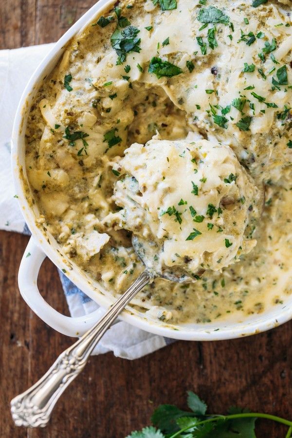 Roasted Tomatillo Chicken Enchilada Casserole - with a homemade spicy sauce and lots of cheese. 400 calories. | pinchofyum.com #chicken #enchilada #casserole Tomatillo Chicken, Roasted Tomatillo, Chicken Verde, Tomatillo Sauce, Mexican Dishes, Mexican Food Recipes, Dinner Recipes, Chicken Enchilada Casserole, Gastronomia