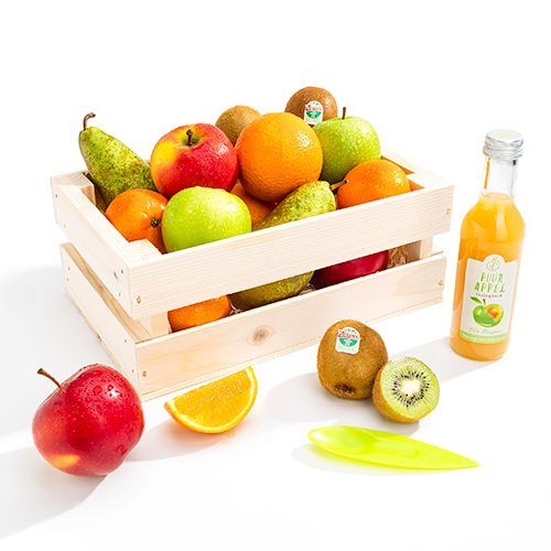 Dit leuke houten kistje is gevuld met minimaal 15 stuks heerlijk vers handfruit, een kiwilepel en sinaasappelsap. Het mooie kistje is ideaal om fruit mee te versturen en zal dan ook positief worden ontvangen. Het kistje wordt mooi ingepakt en versierd zodat het een echt geschenk is. Leuk om te sturen met een persoonlijke kaart en/of aan te vullen met extra producten en tevens om te (her)gebruiken.. * Duurzaam: de FSC houten kist wordt gemaakt op de sociale werkplaats van het Leger des Heils ** D Apple, Fruit, Gifts, Food, Products, Apple Fruit, Presents, Essen, Meals