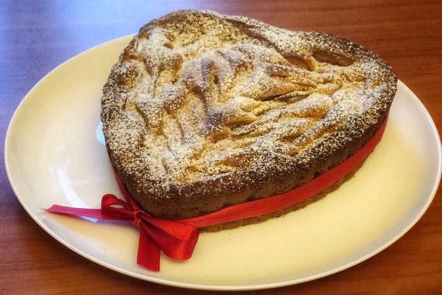 Torta di mele soffice con mandorle uvetta a forma di cuore