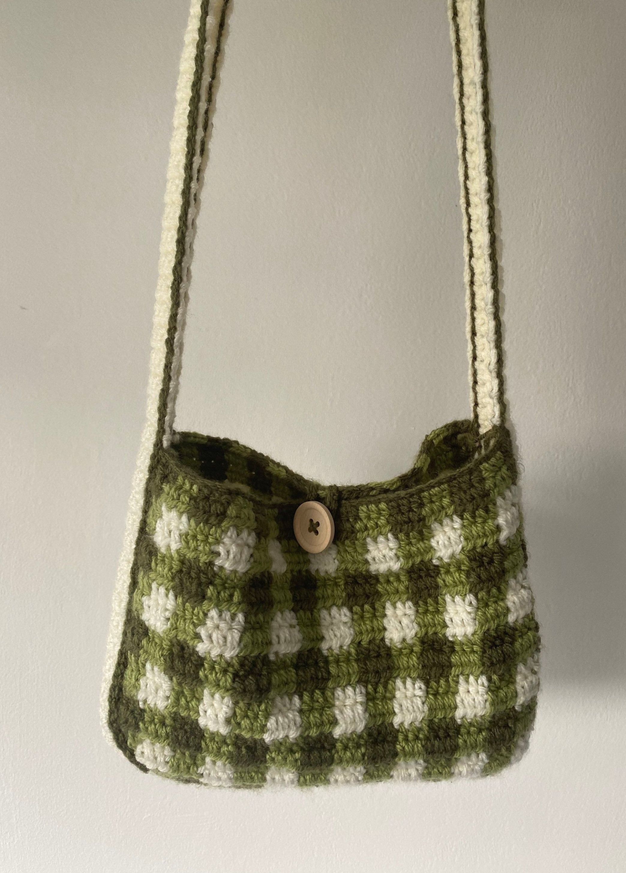 ✿ Cute cottagecore green checkered shoulder bag, perfect for the summer months. ✿ Original design made from 100% premium acrylic yarn (cotton yarn is available upon request at an extra cost, just pm me ☺️) ✿ Care instructions: hand wash in cold water. ✿ Different colours available, just drop me a message :) #knittingdesign #knittingideas #crochet Crochet Purse Pattern Free, Crochet Handbags Patterns, Bag Crochet, Crochet Diy, Diy Crochet Projects, Crochet Purses, Crochet Crafts, Crochet Clothes, Crochet Patterns