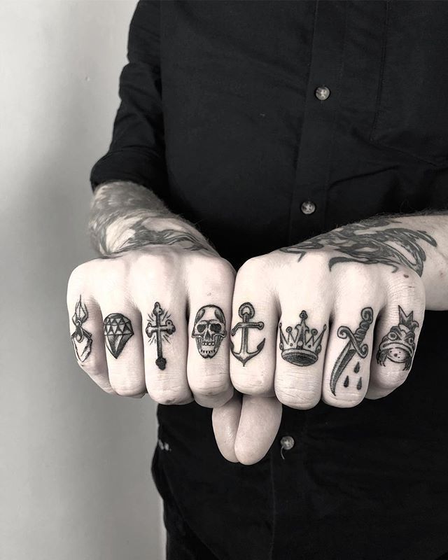 15 Disenos De Tatuajes En Los Dedos Tan Lindos Que Seran Otra Joya En Tus Manos Tatuajes Elegantes Tatuaje Pequeno En La Mano Tatuajes Delicados Femeninos