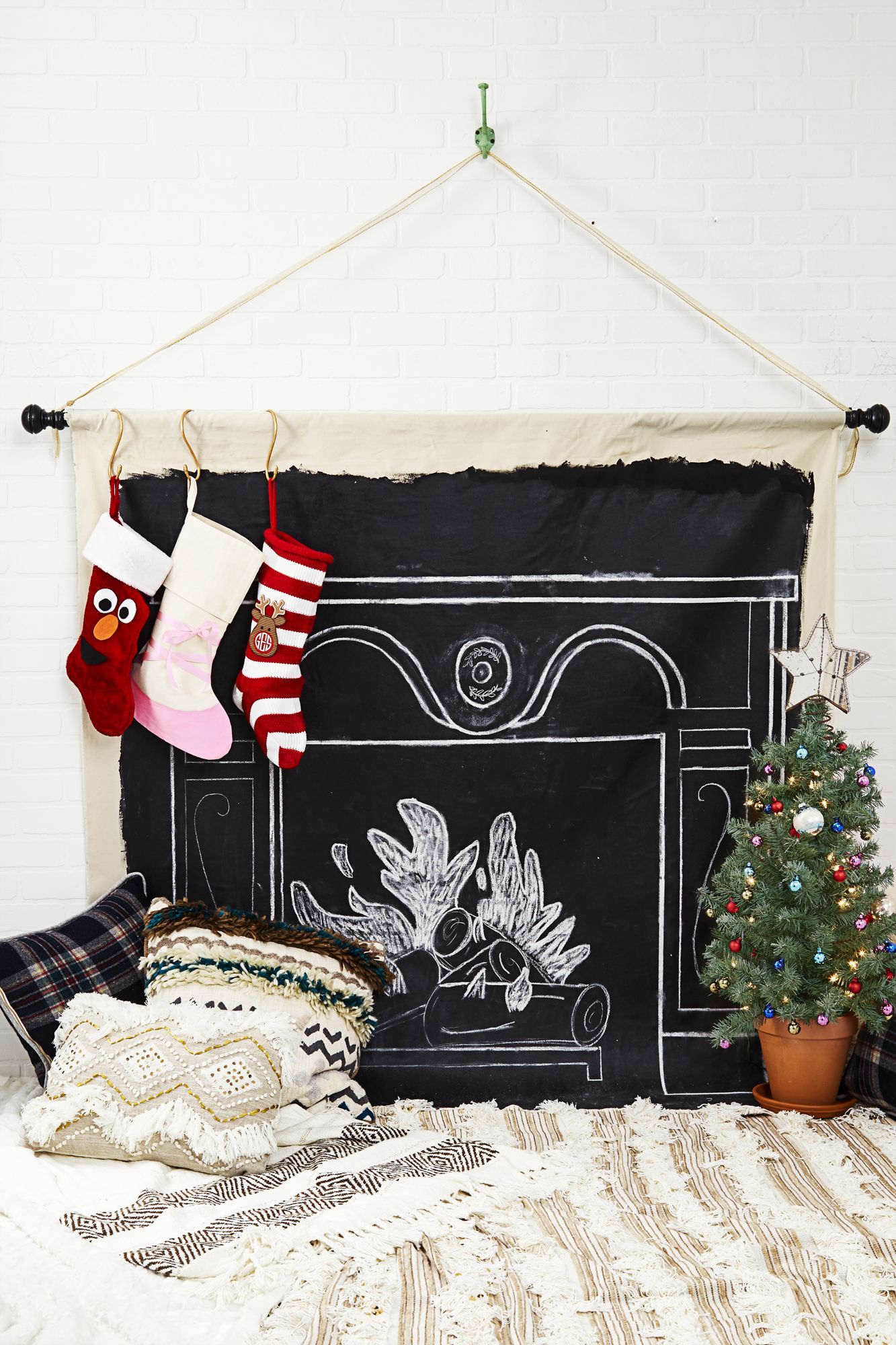 Turn Your House Into the North Pole With These Christmas Decorating Ideas #smallapartmentchristmasdecor