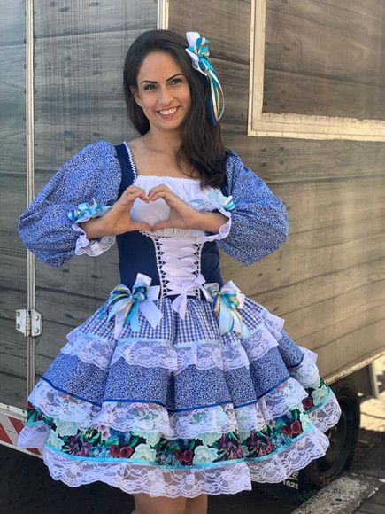 VESTIDO JUNINO CAIPIRA AZUL LULU MANGA LONGA ADULTO LUXO LINDO MODELO CONFECCIONADO EM MALHA SUPLEX DE EXCELENTE QUALIDADE NO CORPO, SE ADAPTA MUITO BEM, SAIA COM ARMAÇÃO EMBUTIDA E FORRADA, COM MUITA RENDA, FITAS E LAÇOS, SUPER CONFORTÁVEL! CONFECCIONAMOS DO TM PP AO GG (TAMANHOS ESPECIA... Sissy Maid Dresses, Sissy Dress, Baby Dress, Girls Dresses, Princesa Peach, Square Dancing, Character Costumes, Toddler Girl Dresses, 1950s Fashion