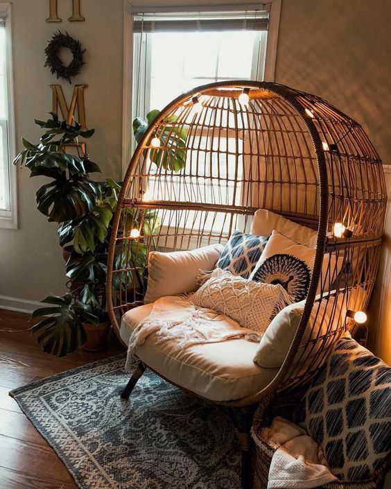 Petit moment cocooning dans ce egg chair aussi confortable qu'élégant. Parfait pour prendre du temps pour soi avec un bon livre et un thé bien chaud. . #eggchair #cocooning #détente #relaxation #calme Cozy Room Decor, Living Room Decor, Living Spaces, Big Windows Living Room, Witchy Living Room, Relaxing Home Decor, Witchy Room, Boho Living, Living Rooms