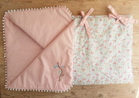 Porta bebê confeccionado em tecido tecido 100% algodão, acolchoado com manta, com ziper na parte inferior, aberto pode ser usado como manta. Fazemos outros temas e estampas. Medidas: Aberto : 1,20 x 75 cm Fechado: 75 x 42 cm Envelope, Apron, Templates, Tejidos, Block Prints, Being Used, Sleeping Bags, Sacks, Envelopes