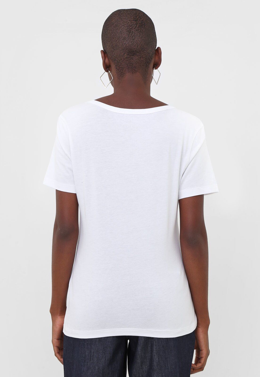 Blusa Dudalina Logo BrancaManga: CurtaGola: VMedidas da peça no tamanho P: Ombro: 10cm/ Ombro a Ombro: 44cm/ Manga: 21cm/ Busto: 96cm /Comprimento: 63cmMedidas do Modelo: Altura: 1,72m/ Busto: 79cm/ Cintura: 60cm/ Quadril: 88cm.Características: Possui logo bordado. Algodão Pima Peruano: É considerado o mais nobre existente. De fibras extremamente longas e fortes, é colhido á mão não passa por procedimentos químicos, garantindo produtos extra macios, confortáveis e duráveis. Mens Tops, T Shirt, White, Products, Fashion, Forts, Raisin, Templates, Supreme T Shirt