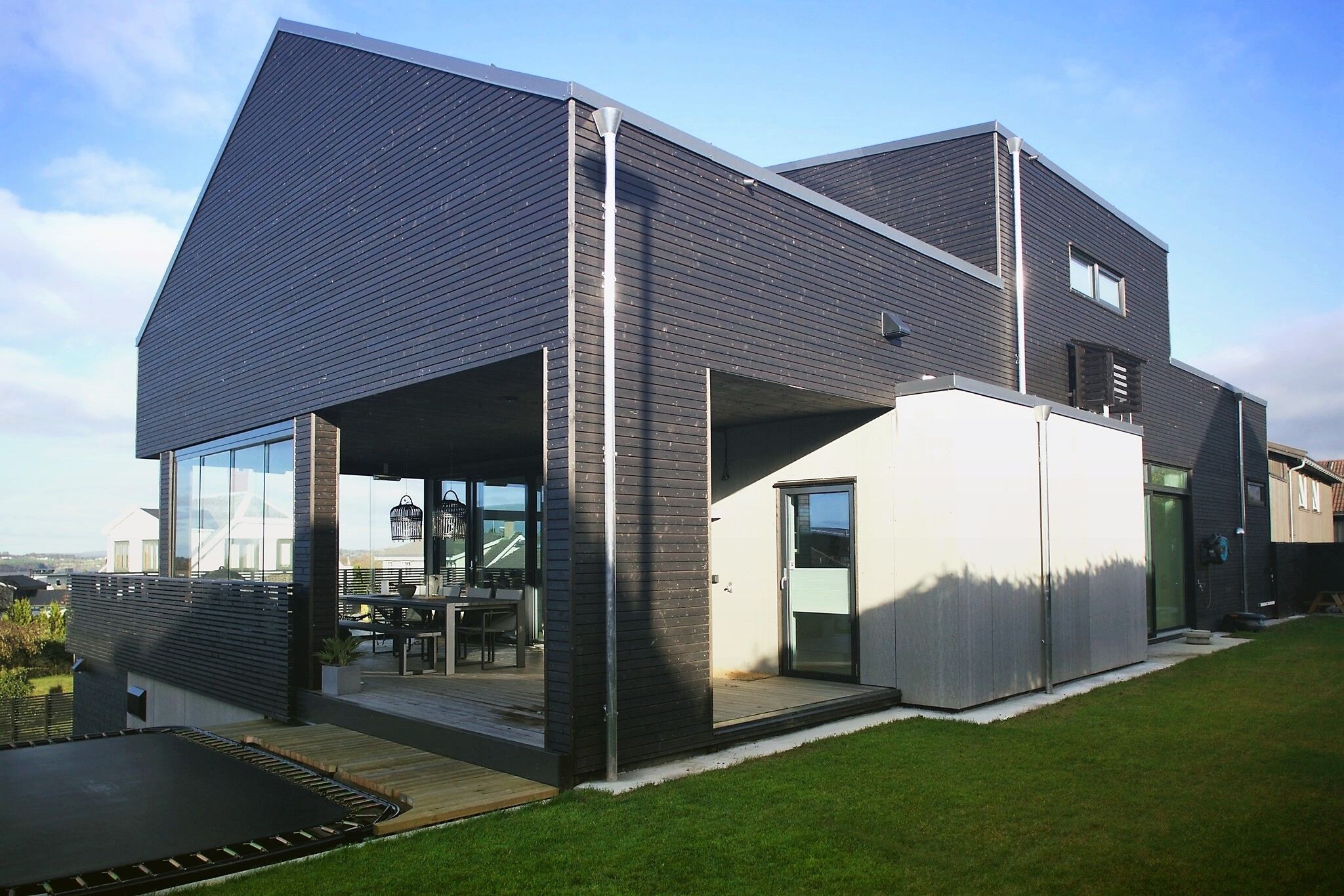 Et moderne hus kan også bygges med saltak. #urban #funkis #future ... Skrivebord plankebord