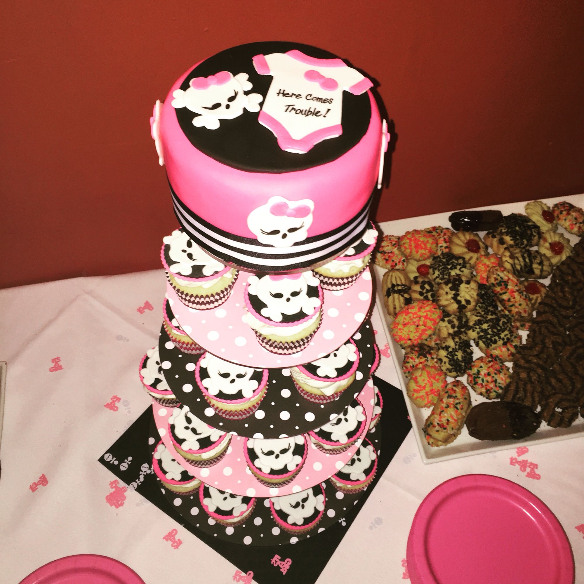 Skull Girl and crossbones cake Skull Girl and crossbones cake