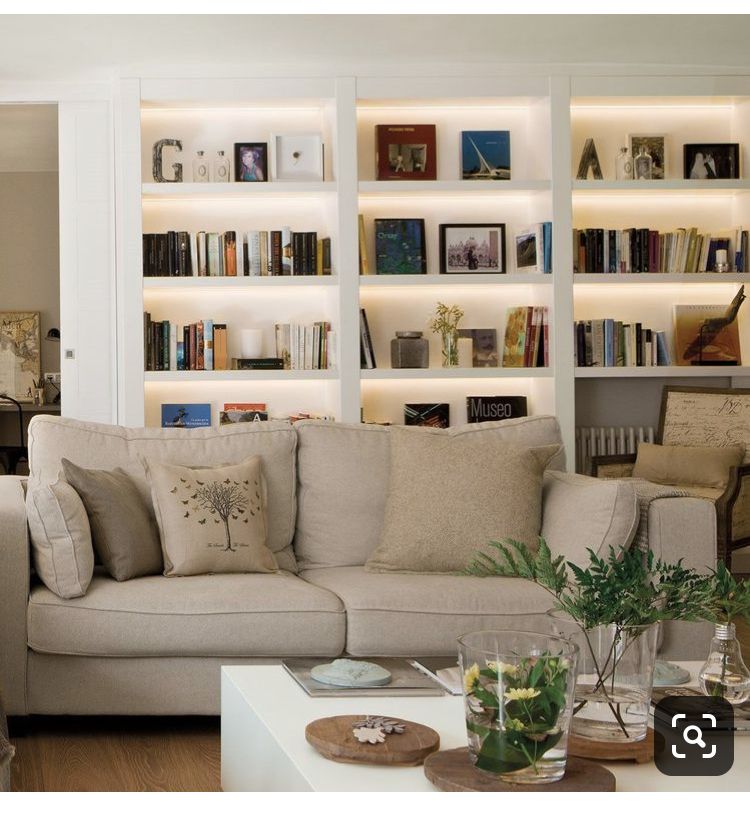 Estanteria De Obra Sofa Delante Color Y Forma De Los Reposacabezas Decoración Biblioteca En Casa Decoracion De Interiores Estantería Salón