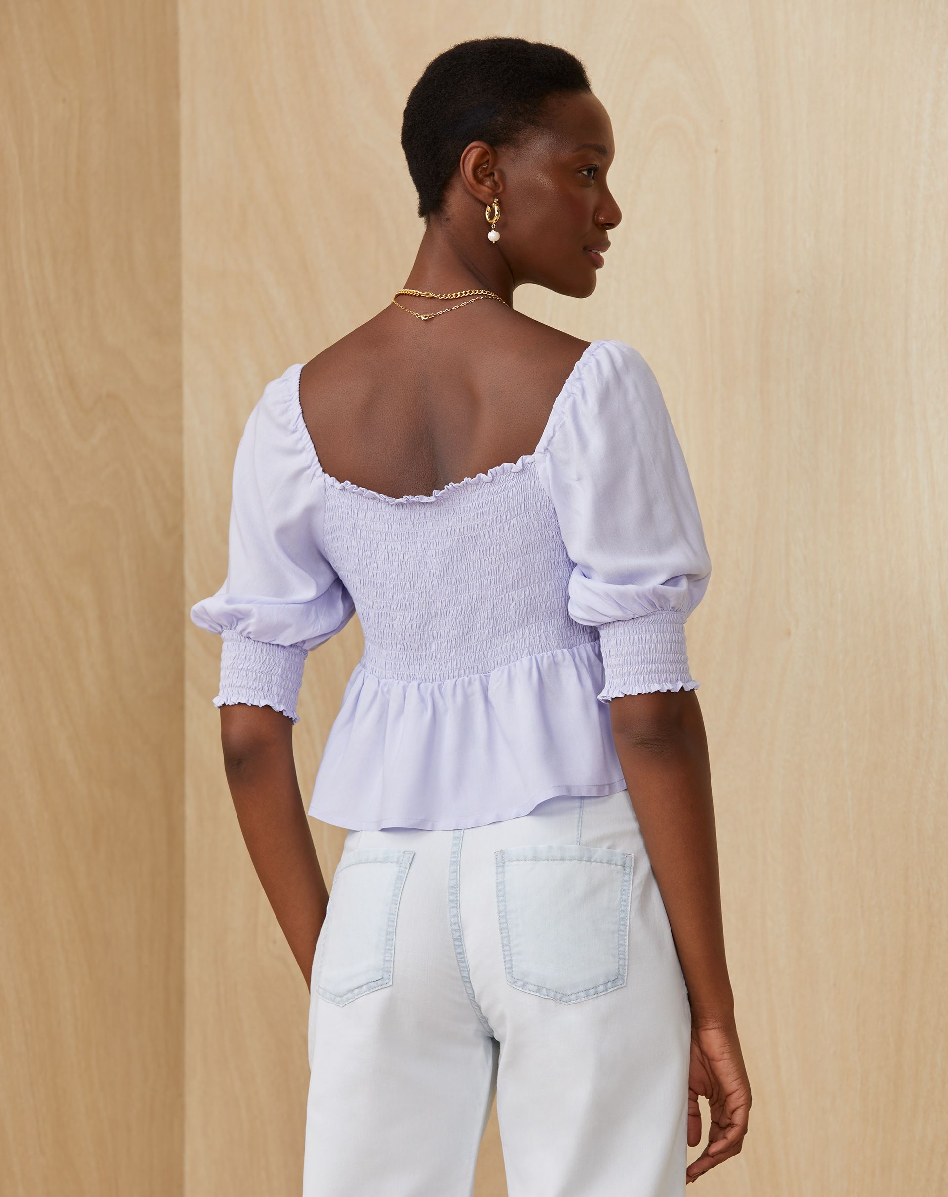 BLUSA PEPLUM COM MANGAS BUFANTES é o delicado para usar de segunda a segunda. Se você usar em um visual casual vai ficar perfeito. Essa peça incrível tem silhueta acinturada com comprimento midi, manga 3/4 com estilo bufante, decote quadrado e decote reto nas costas.Silhueta acinturadaMidiManga 3/4Manga bufante Decote quadradoDecote reto nas costasSem forroEstrutura do material: voilInstruções de lavagem da peça:Lavar a mão - temperatura máxima 40ºcNão alvejar - não branquearNão secar em tambo Midi, Casual, Women's Top, Tops, Products, Fashion, Silhouette, Neckline, Women's Work Fashion