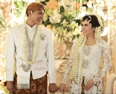 baju pengantin adat jawa jogja Lace Top, Victorian, Wedding Dresses, Modern, Simple, Fashion, Bride Dresses, Moda, Bridal Gowns