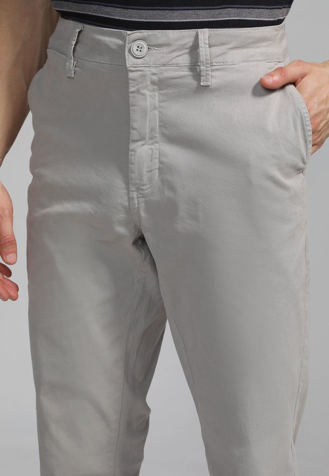 Calça Sarja Dudalina Chino Lisa CinzaFecho: Botão e ZíperAltura da Cintura: AltaMedidas da peça no tamanho 42:• Cintura: 94cm• Quadril: 120cm• Gancho: 30cm• Comprimento: 108cm(Medidas com elasticidade)Medidas do Modelo: Altura: 1,87m/ Tórax: 96cm/ Manequim: 38.Sofisticada E Leve: A modelagem Chino remete à alfaiataria, é solta e confortável, de corte reto ou amplo, confeccionada em algodão e possui bolsos faca que dão um toque elegante a produção. Por sua modelagem não marcar o corpo, ela é uma Jeans, Grey Jean, Casual, Products, Fashion, Drop, Gray, Jacket, Templates