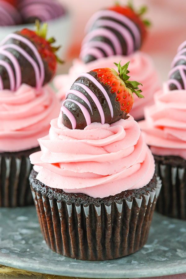 Chocolate Covered Strawberry Cupcakes - easy to make and perfect for Valentine's Day! Mini Desserts, Dessert Recipes, Healthy Dessert, Sweets Recipe, Plated Desserts, Easy Desserts, Gourmet Desserts, Valentine Day Cupcakes, Valentines Day Desserts