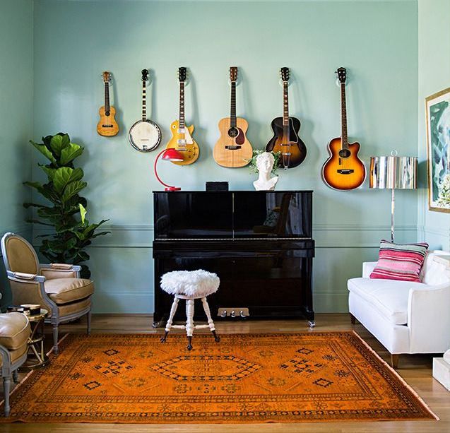 Sua coleção pode e deve fazer parte do décor, ficando visível para todos. Basta alguns ganchos e pronto: http://goo.gl/zHPoe8 #decor #decoracao #interior #design #casa #home #house #idea #ideia #detalhes #details #style #estilo #casadevalentina #colecao #musica #music Music Room Office, Music Room Decor, Music Studio Room, Music Room Display, Guitar Room Decor, Guitar Display Wall, Playroom Office, Wall Display, Aqua Living Room