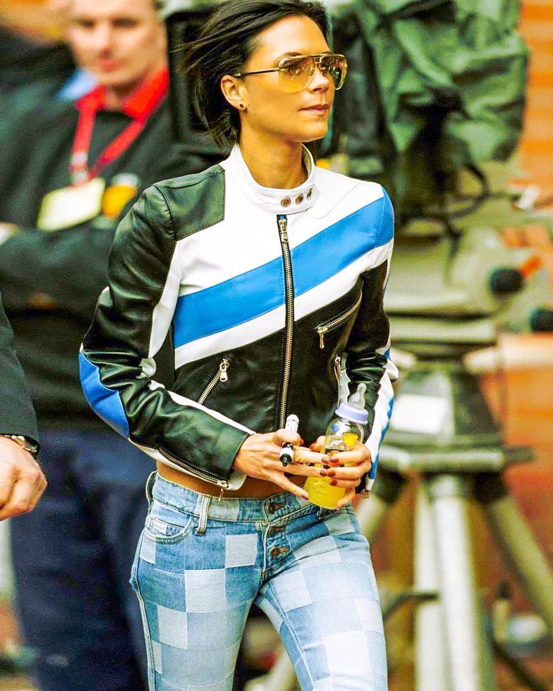 EL CYCÈR on Instagram: “Dolce & Gabbana spring 2001 runway biker jacket worn by Victoria Beckham, Usher, Madonna, and Justin Timberlake. Swipe for the reference,…” 00s Outfits, Casual Outfits, Victoria Beckham, Biker Jacket, Leather Jacket, 00s Style, Victoria And David, Cargo Pant, Signature Look