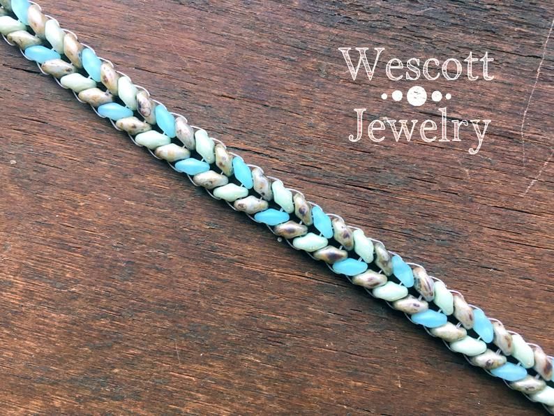 Beadweaving Pattern for SuperDuo Fishtail Bracelet Single | Etsy Super Duo, Fishtail Bracelet, Braided Bracelets, Jewelry Patterns, Bracelet Patterns, Superduo Bracelet Pattern, Bead Weaving Patterns, Beading Patterns, Minimalist Bracelet