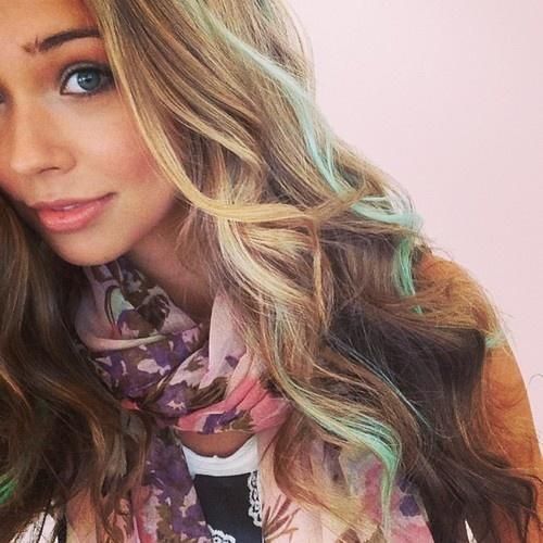 I Love The Mint Green Streaks In Her Hair Hair Styles Hair Beauty Hair I Love The Mint Green Streaks In Her Hair Hair Styles Hair Beauty Hair
