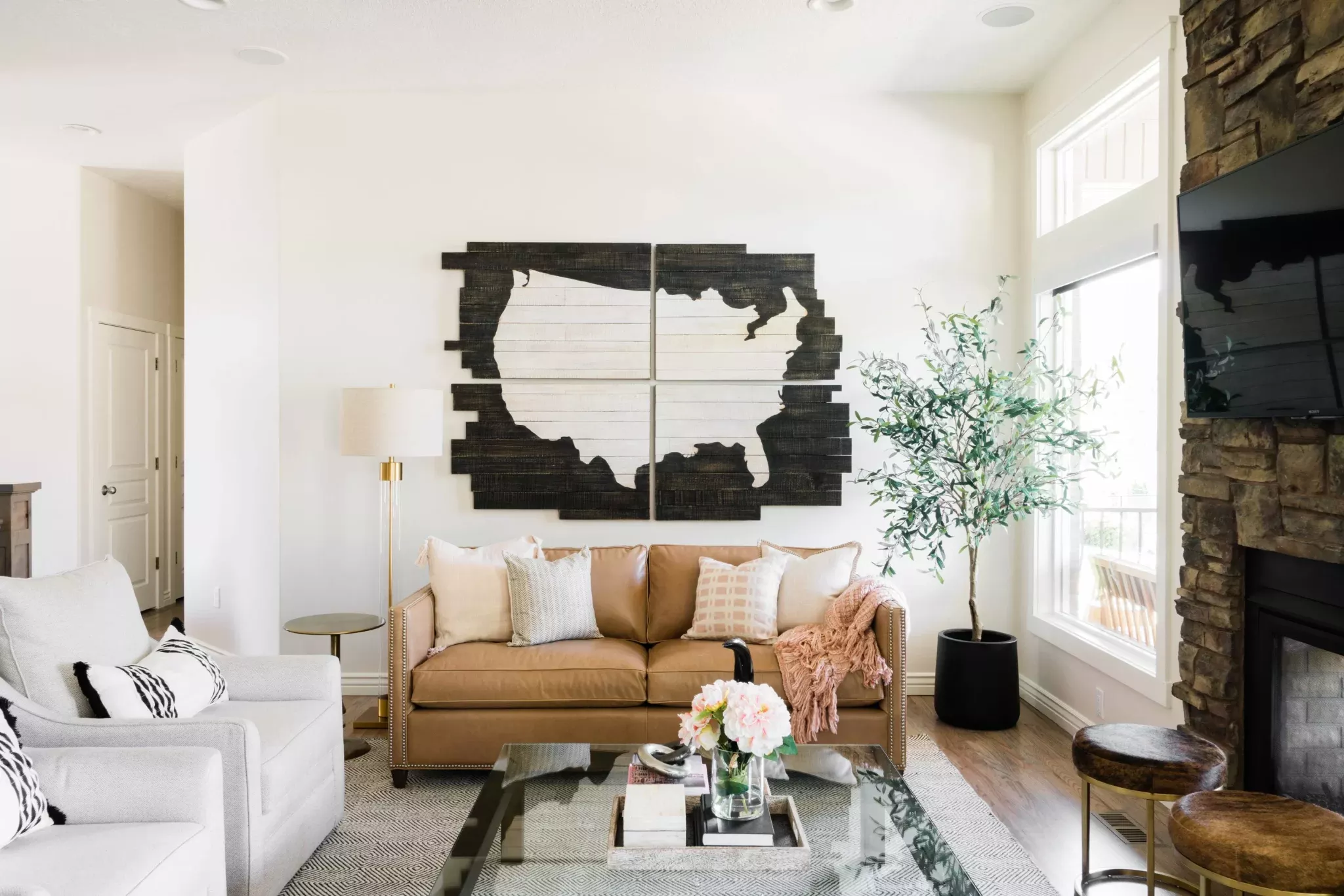 Home Improvement Projects, Home Projects, Family Living Rooms, Family Room, Interior Design Process, Bright Decor, Smart Home Technology, Cozy Reading, Simple Interior