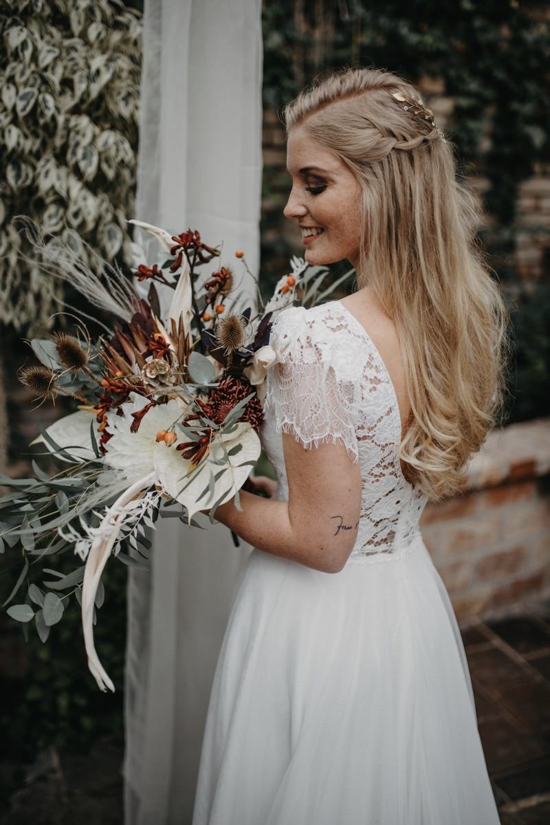 Inspiration einer herbstlichen Bohohochzeit in einer Gärtnerei Hochzeitskleid spitze, Kleid Inspiration einer herbstlichen Bohohochzeit in einer Gärtnerei Hochzeitskleid spitze, Kleid