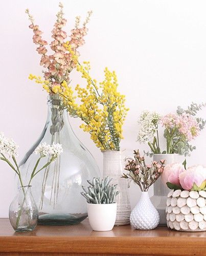 en primavera puedes poner flores en jarrones de cristal transparente y de colores, acertarás seguro. Diy Floral Decor, Deco Floral, Diy Decoracion, Plant Vase, Wedding Deco, Pretty House, Vases Decor, Spring Decor, Flower Decorations