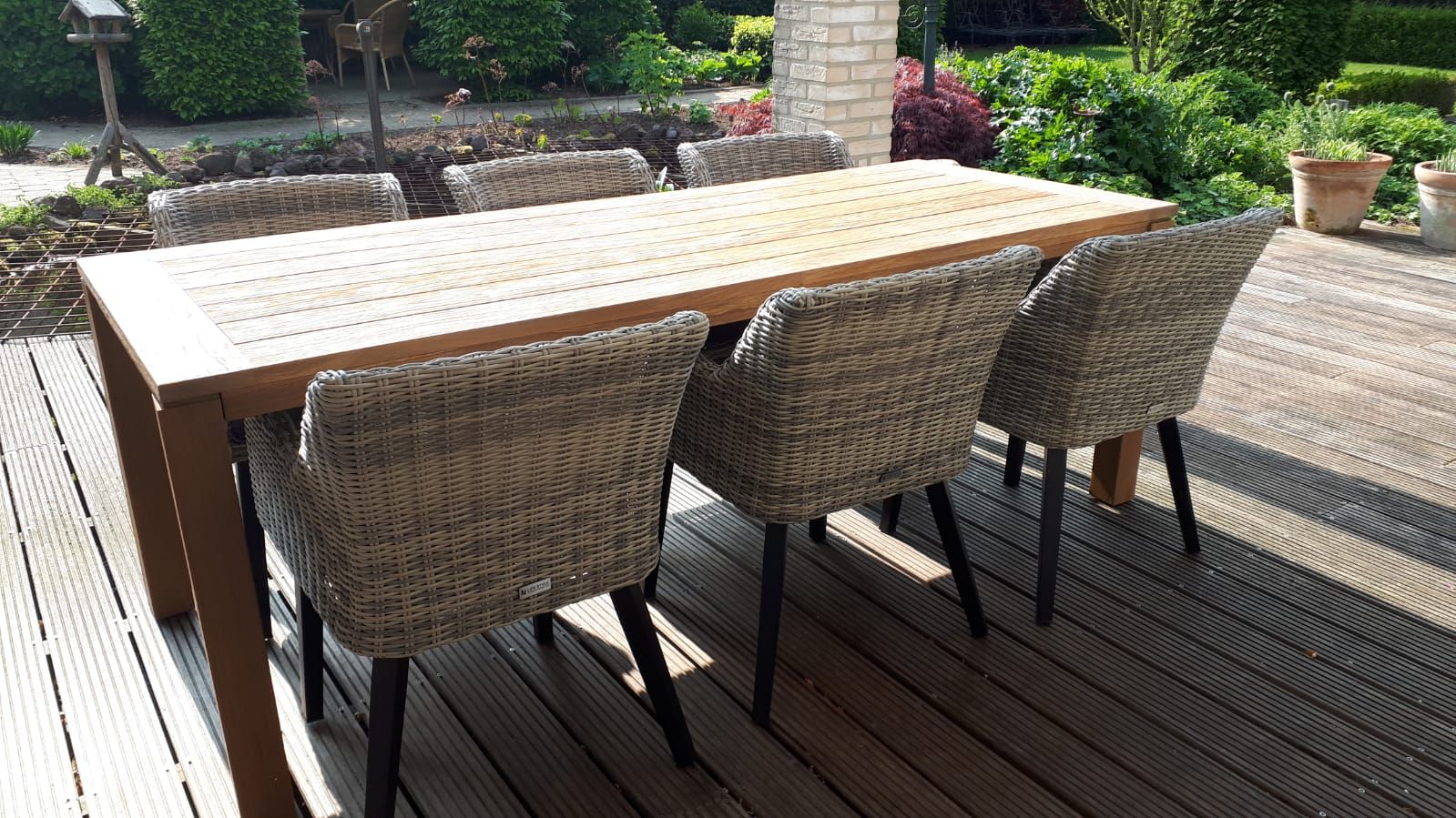 Teak houten dining tuintafel met wicker tuinstoel ...