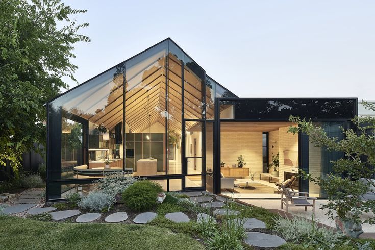 Projekt Parkside Residence zaprojektowano tak, aby odzwierciedlał nowoczesny gust i dynamiczny, rodzinny styl życia właściciela. ~ Arch. Ashley Halliday ~ Fot. Anthony Basheer ~ #nowoczesnaSTODOLA #nowoczesnaSTODOŁA #dommodułowy #domydrewniane #domy #domstodola #dompasywny #drewno #projektdomu #barnhouse #ecohouse #house #houseproject #modernbarn #passivehouse #simplehouse #wood #AshleyHalliday #AnthonyBasheer Architecture Cool, Residential Architecture, Contemporary House, Modern House, Journal Du Design, Modern Mansion, Australian Homes, South Australia, Interior Exterior
