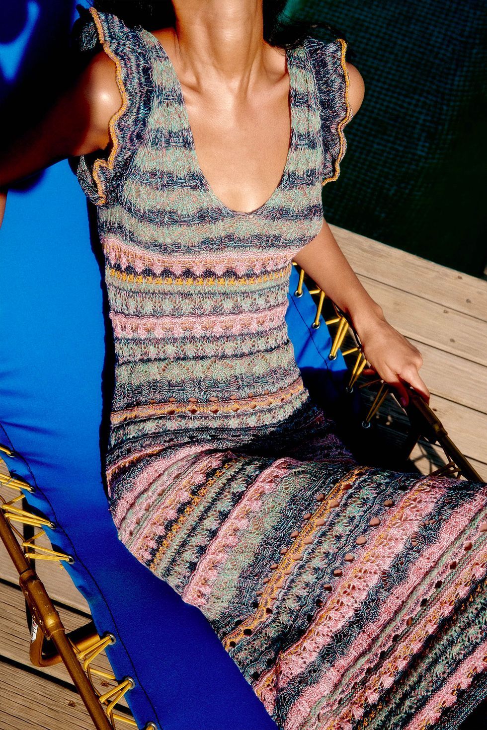 Algunas prendas están destinadas a arrasar en cuestión de horas y es lo que ha sucedido con este vestido largo de punto pointelle con volantes de 39 € de Zara. Long Knitted Dress, Knit Dress, V Neck Dress, Sleeveless Dress, Vestidos Zara, New Cut, Knit Tunic, Wide Straps, Striped Knit