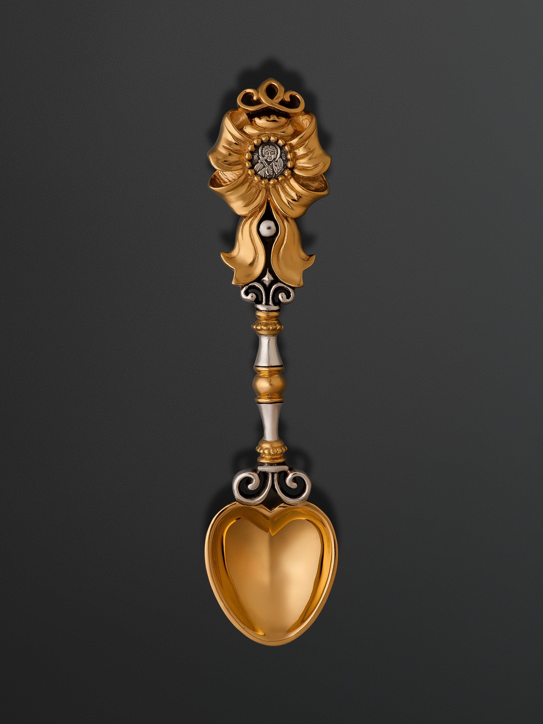 This spoon is a gift to celebrate an infant’s first tooth. Underneath a festive bow on the spoon’s handle is an image of a new tooth. #spoons #jewerly #jewellery #vladimirmikhailov #masterpieces #luxury First Tooth, Spoons, Online Jewelry, Decorative Bells, Teeth, Vladimir, Luxury, Jewerly, Underneath
