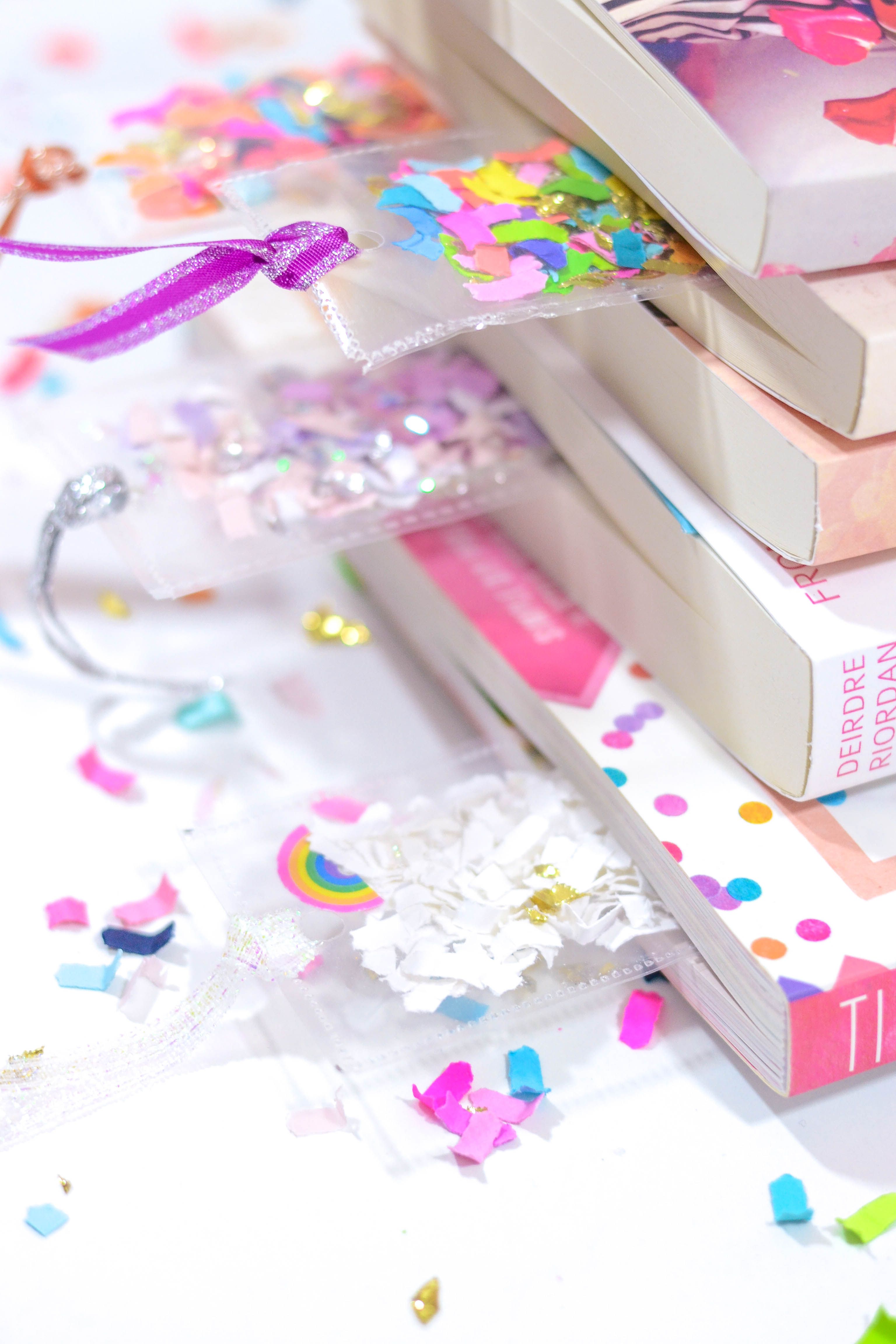 Make your own confetti bookmarks! Diy crafts for school